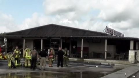 El fuego de tres alarmas ocurrió en Coaches Sports and Grill ubicado en el FM 1960.