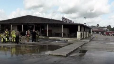 El fuego de tres alarmas ocurrió en Coaches Sports and Grill ubicado en el FM 1960.