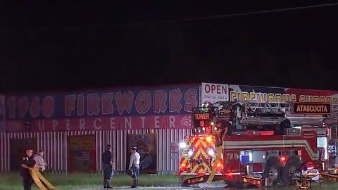 Uno de los bomberos fue herido y trasladado al hospital.