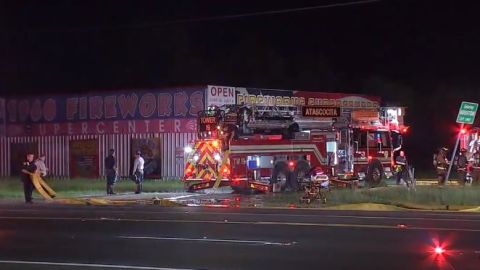 Uno de los bomberos fue herido y trasladado al hospital.