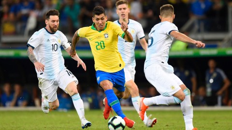 BELO HORIZONTE, BRAZIL- Roberto Firmino controla el balón en una acción frente a Argentina en la Copa América 2019.