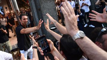 Gianluigi Buffon sale a las calles de Turín para ser recibido por los fanáticos de la Juventus