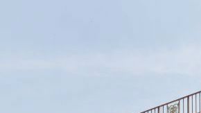 Cabeza humana fuera de templo de iglesia de la luz del mundo