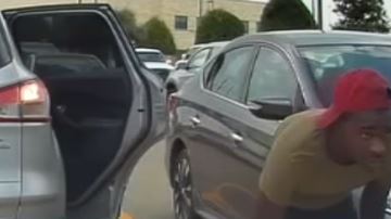 La policía pide que si alguien reconoce al sospechoso llame a Crime Stoppers al 713 222-TIPS.