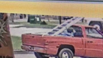 La víctima fue baleada mientras esperaba en el interior de una camioneta roja.