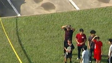 Oficiales han confirmado que dos personas han muerto en la escena, y que un sospechoso se encuentra bajo la custodia de la policía.