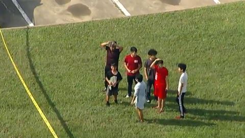 Oficiales han confirmado que dos personas han muerto en la escena, y que un sospechoso se encuentra bajo la custodia de la policía.