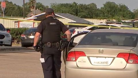 La Oficina del Alguacil informó que el conductor baleado acababa de haber dejado a unos compáñeros cuando el vehículo del sospechoso se le acercó.