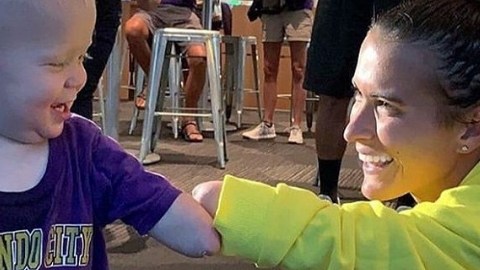La futbolista nació sin parte de su brazo izquierdo y mantiene una relación de amistad con el niño