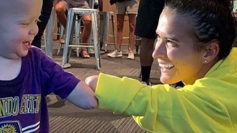 La futbolista nació sin parte de su brazo izquierdo y mantiene una relación de amistad con el niño
