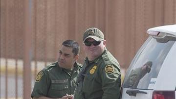 Los agentes descubrieron a dos grupos en el mismo vehículo.