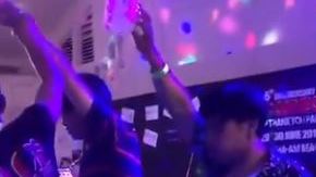 El hombre se desplomó en cuanto terminó su cerveza.