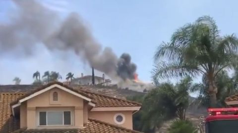 El incendio destruyo una casa de gran valor cerca de una zona con pasto seco en Chino Hills.