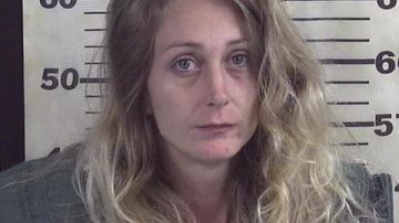 Erica Cole, arrestada por dispararle a su esposo cuando intentaba a agredir a otra persona.