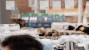 La tienda vende grandes marcas como Calvin Klein, Birkenstock y Tommy Hilfiger, a bajos precios.