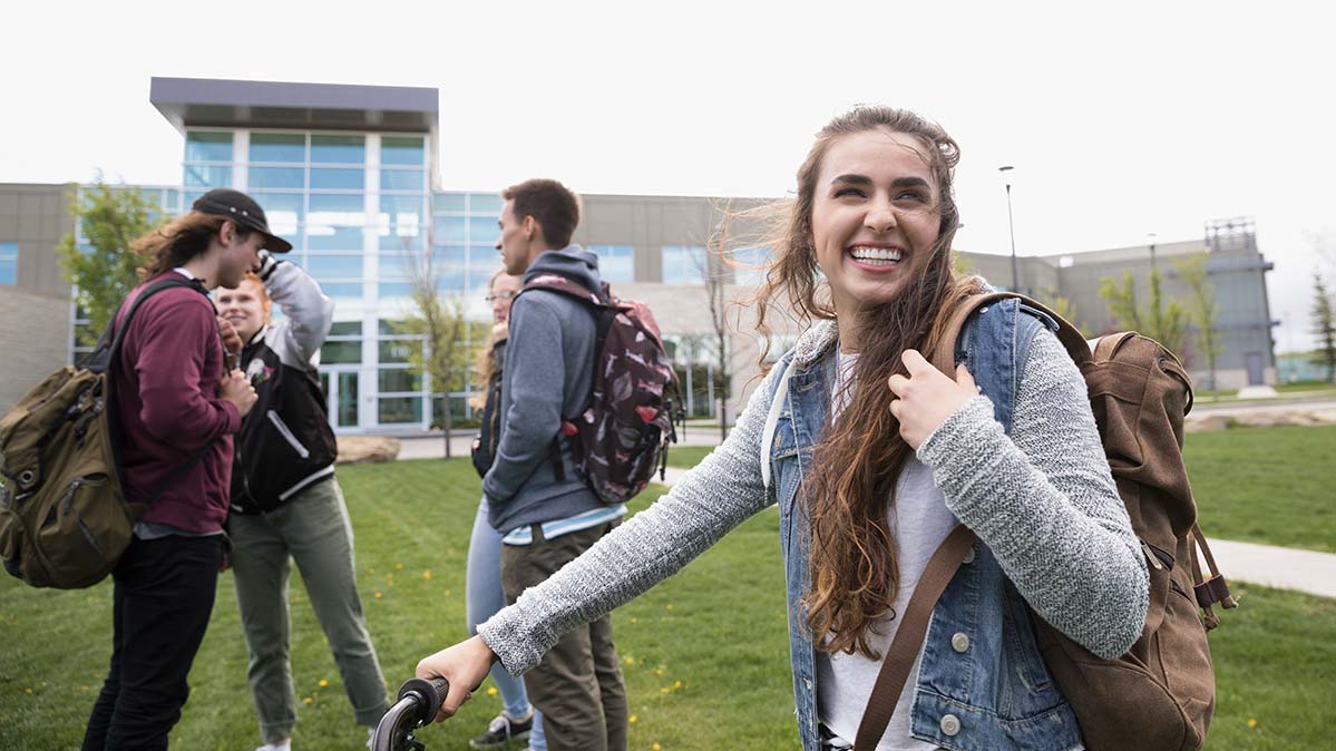 Guía para que los graduados universitarios manejen bien su dinero