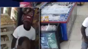 Investigadores dicen que los hombres se hicieron pasar como clientes del establecimiento.