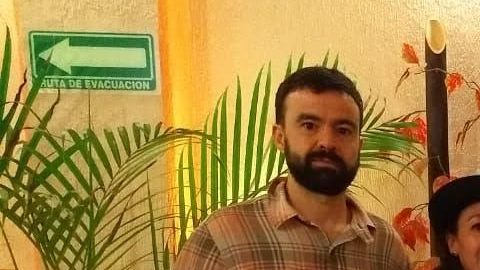 Al frente, de playera blanca, Cristina Vazquez, en una reunión de trabajo contra construcciones irregularidades.