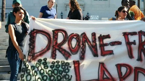 Miembros del grupo Stop LAPD Spying protestas afuera del edificiio donde se lleva la junta de la Comisión de Policía. (Stoplapdspying)