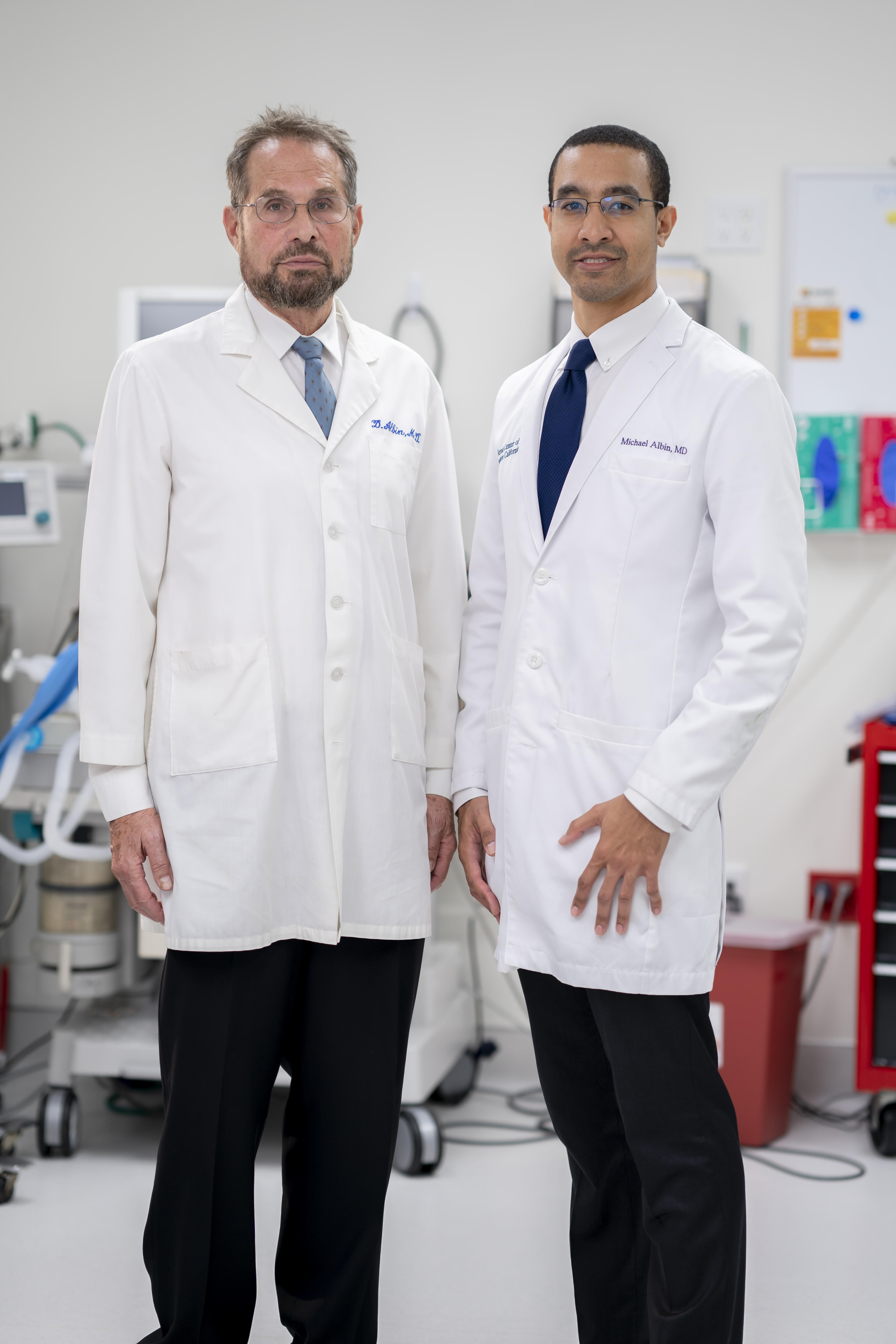 Los doctores David y Michael Albin, especialistas de hernias, tienen ...