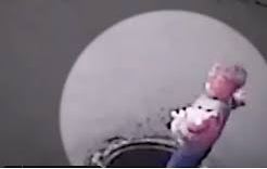Imágenes de una niña cayendo por una alcantarilla.