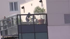 Un bombero se emociona intentando salvar a un suicida.