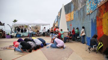 Miembros de la comunidad musulmana oran por las familias migrantes. (Manuel Ocaño)