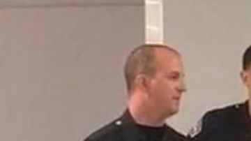 Juan Rivera con la policía