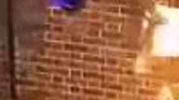 Hombre engullido por las llamas después de intentar incendiar una Sinagoga.