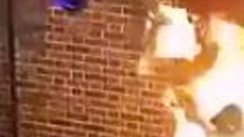 Hombre engullido por las llamas después de intentar incendiar una Sinagoga.