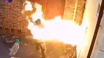 Hombre engullido por las llamas después de intentar incendiar una Sinagoga.