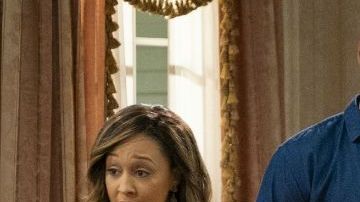 Tia Mowry, Anthony Allabi, Loretta Devine y Richard Roundtree en "Family reunion"