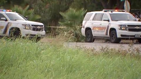 Dos personas fueron asesinadas, otra persona fue herida y un sospechoso se encuentra en condición crítica.