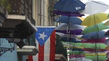 Varios policías permanecen apostados a las afueras del Palacio de Santa Catalina.