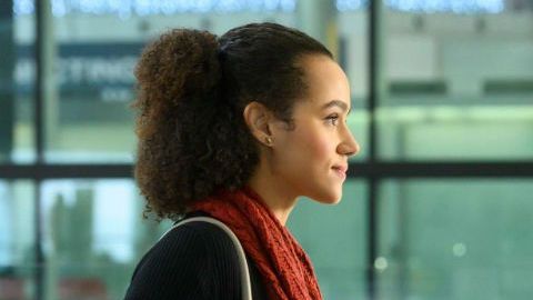 Nathalie Emmanuel y Nikesh Patel en "Four weddings and a funeral"