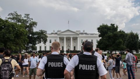 Un cordón policial divide ambas protestas.