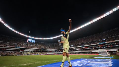 Los americanistas no olvidan a su ex figura y lo reconocen aún portando la playera de Chivas.