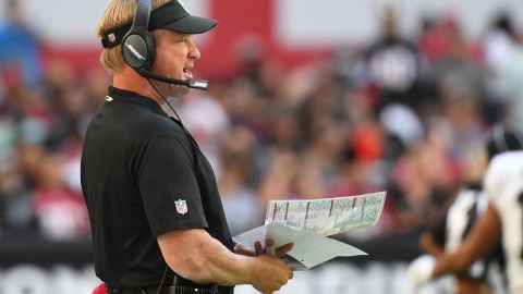 Jon Gruden, entrenador en jefe de los Raiders de Oakland.