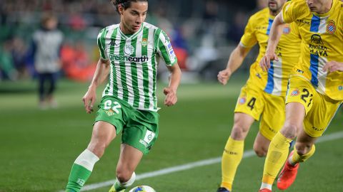 El mexicano Diego Lainez también viajó a Querétaro para la pretemporada del equipo español.