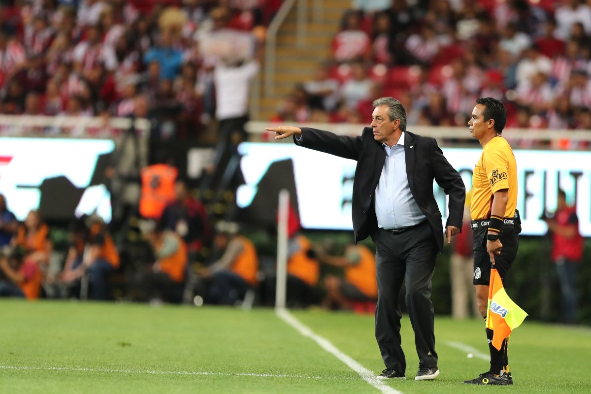 Tomás Boy se encara con un aficionado de Chivas La Opinión