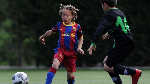 Xavi Simons es nuevo jugador del PSG luego de 9 años en Barcelona.