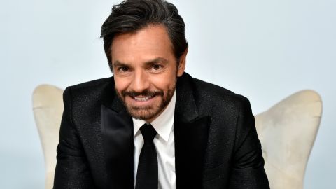 Eugenio Derbez hace “el oso” en el Wrigley Field.