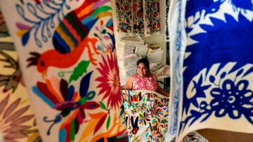 Artista mexicana exhibe sus creaciones.