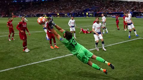 Alisson Becker en la final de la Champions League.