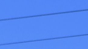 Un conductor pasa sobre una grieta que se abrió luego del sismo sobre la carretera 178. FOTOS: GETTY.