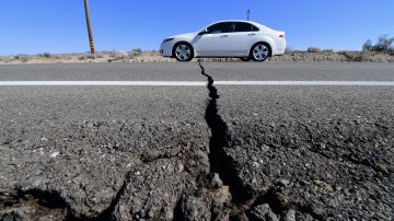 Un conductor pasa sobre una grieta que se abrió luego del sismo sobre la carretera 178. FOTOS: GETTY.