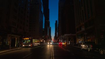 Miles de neoyorquinos están sin energía eléctrica.