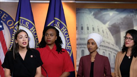 Alexandria Ocasio-Cortez, Ayanna Pressley, Ilhan Omar, y Rashida Tlaib.