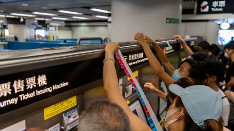 El grupo atacó con palos en diferentes lugares de la estación de metro.