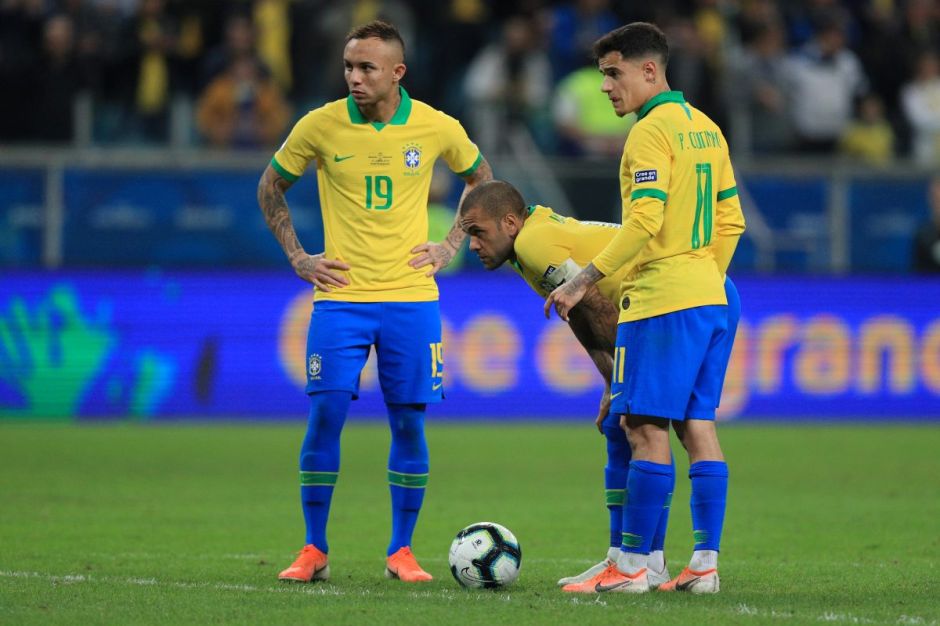 Dani Alves y Coutinho previo a un cobre de tiro libre